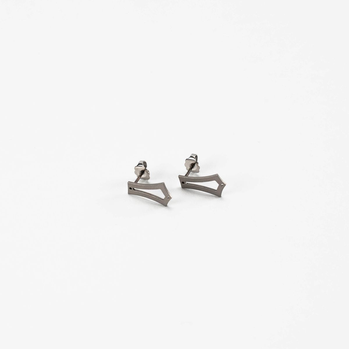 La Geometrie Matte Studs