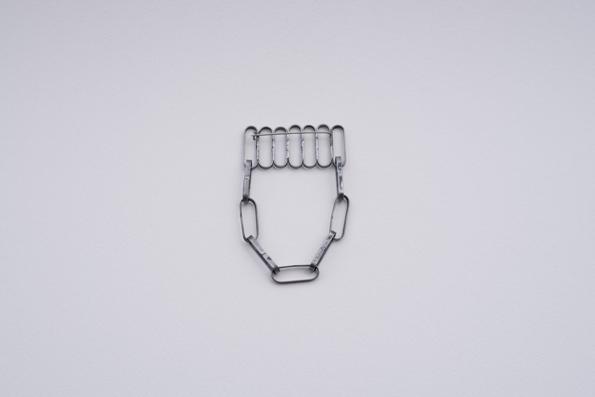 rcw... #1 brushed chain brooch 01 — image 2 of 4